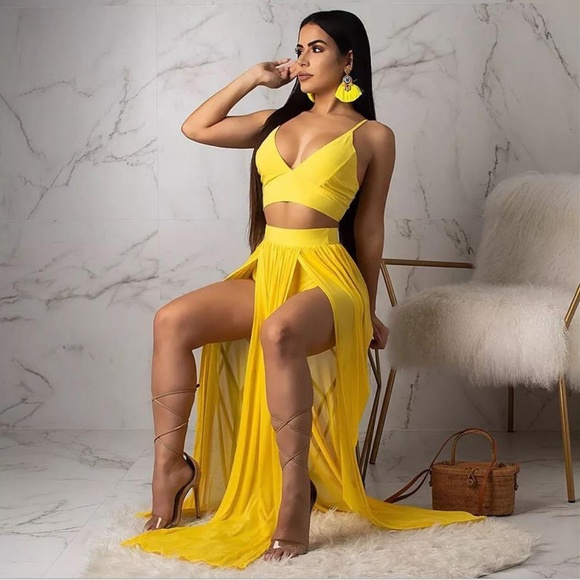 Momani Boutique Dresses & Skirts - BEAUTIFUL 2PC DEEP V NECK SPAGHETTI STRAP TOP